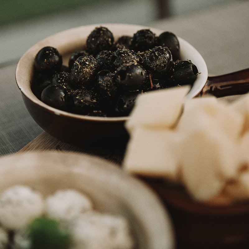 Antipasti, fromage, salumi, amaretti